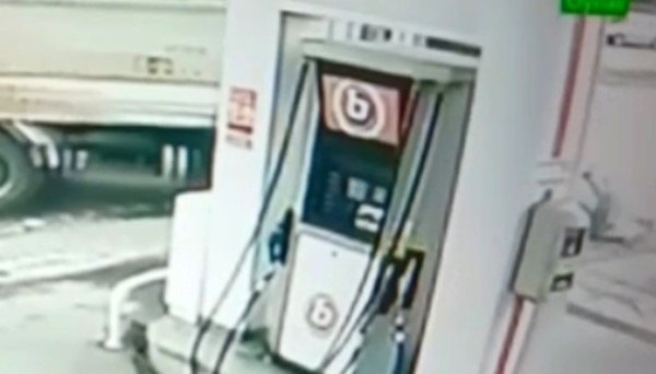 Foto - Kamyonun altında kaldı! Motosiklet sürücüsü ölümden son anda böyle kurtuldu