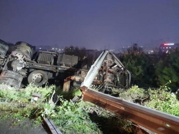 Foto - Kamyonun otoyola düşmesini engellemek için halatlı önlem