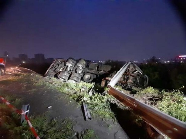 Foto - Kamyonun otoyola düşmesini engellemek için halatlı önlem
