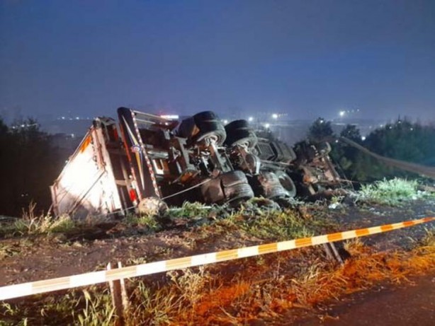 Kamyonun otoyola düşmesini engellemek için halatlı önlem