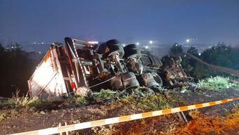Foto - Kamyonun otoyola düşmesini engellemek için halatlı önlem