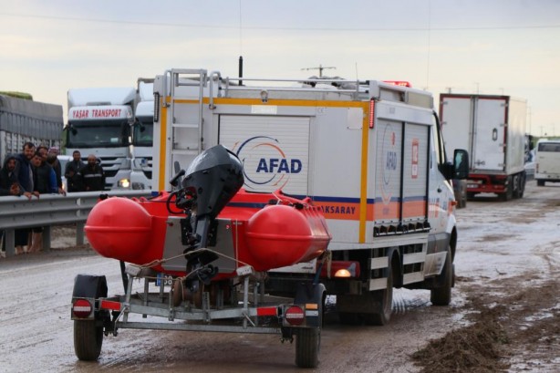 Foto - Kamyonun üstüne çıkarak selden korundular! İmdatlarına AFAD yetişti