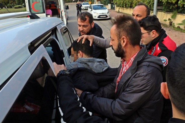 Kan donduran cinayet! Annesini boğazından bıçaklayarak öldürdü