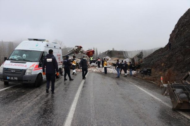 Foto - Kan donduran görüntü! Tır, vinç ve otomobil birbirine girdi: Ölü ve yararlılar var
