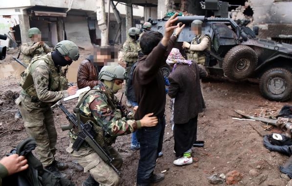 Foto - Kan donduran itiraf: Hendeklerde zorla nöbet tutturdular