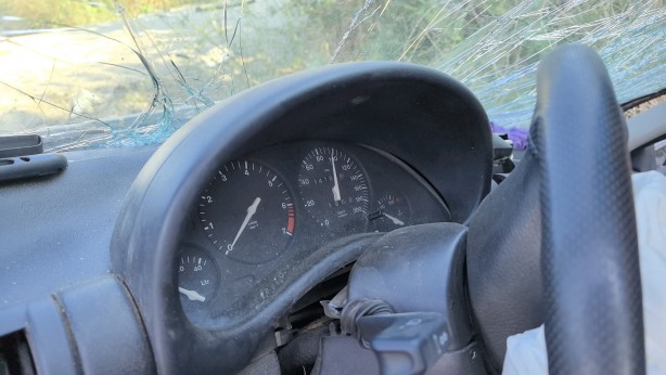 Foto - Kanala uçan otomobilin kadranı 100'de takılı kaldı.