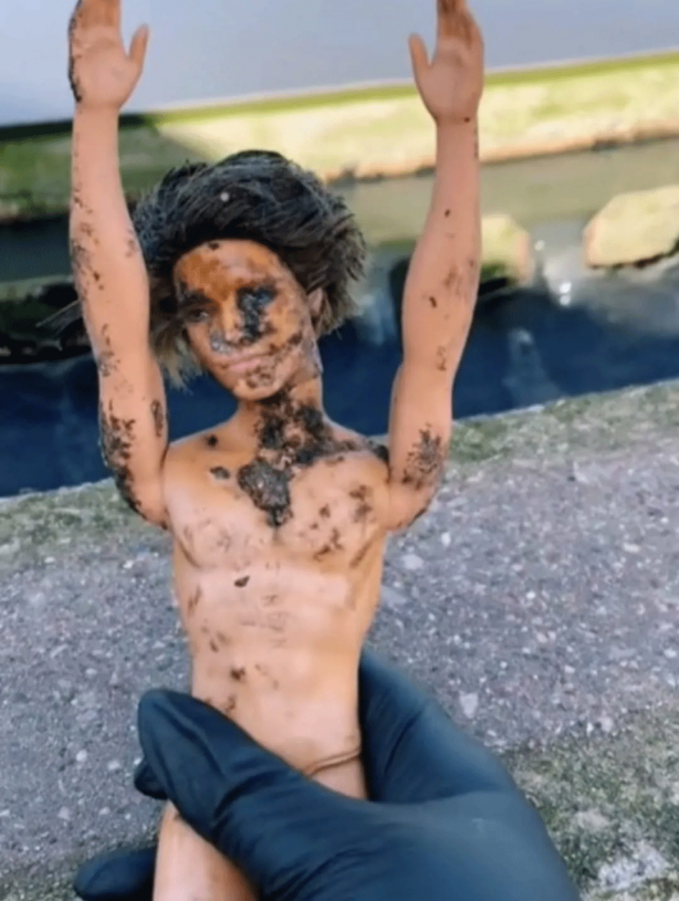 Foto - Kanalizasyonda buldukları eşyalar 'yok artık' dedirtti! Görüntüler korku filmi gibi...