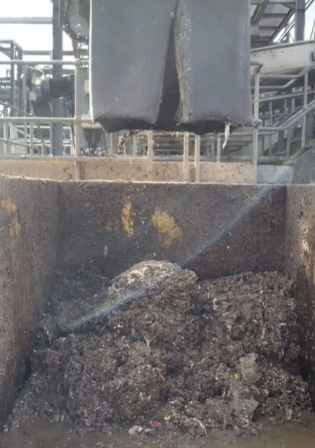 Foto - Kanalizasyonda buldukları eşyalar 'yok artık' dedirtti! Görüntüler korku filmi gibi...