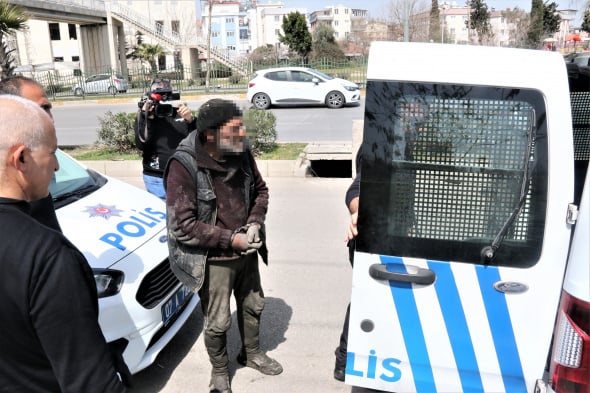 Kanalizasyondan çıkartılan yaşlı adam şok etti! Bakın ne için yerin altındaymış...