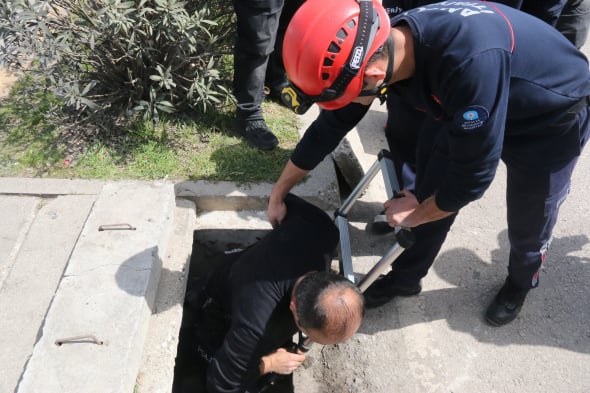Foto - Kanalizasyondan çıkartılan yaşlı adam şok etti! Bakın ne için yerin altındaymış...