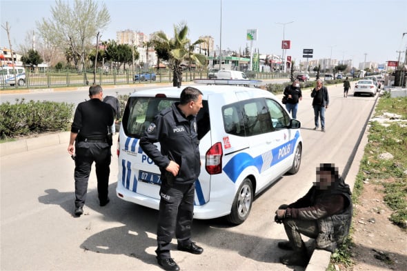 Foto - Kanalizasyondan çıkartılan yaşlı adam şok etti! Bakın ne için yerin altındaymış...
