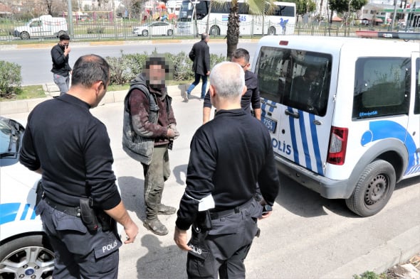 Foto - Kanalizasyondan çıkartılan yaşlı adam şok etti! Bakın ne için yerin altındaymış...