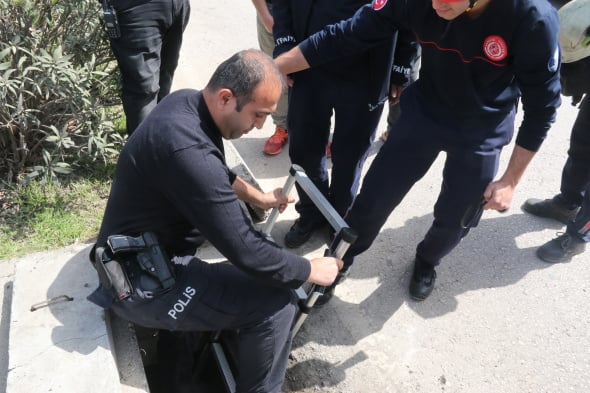 Foto - Kanalizasyondan çıkartılan yaşlı adam şok etti! Bakın ne için yerin altındaymış...