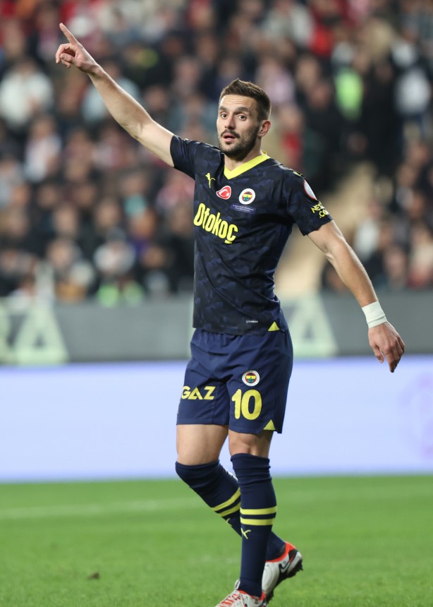 Foto - Kanatları kırılacak olan Fenerbahçe’den sezon sonu hamle üstüne hamle gelecek! Duyan inanamadı: 