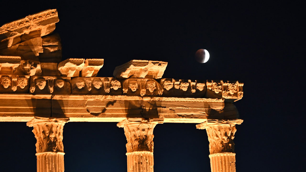 Foto - 'Kanlı Ay' tutulması nefesleri kesti! Side Antik Kenti’nde büyüleyici gece