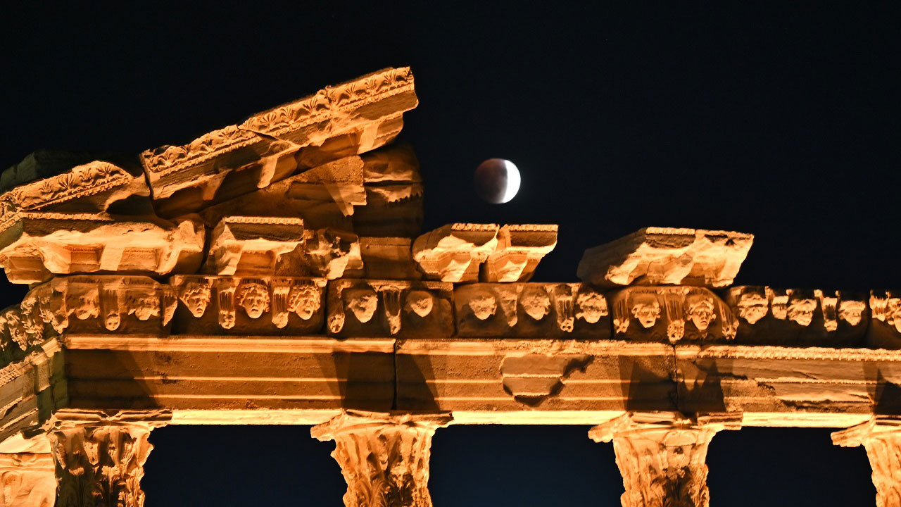 Foto - 'Kanlı Ay' tutulması nefesleri kesti! Side Antik Kenti’nde büyüleyici gece