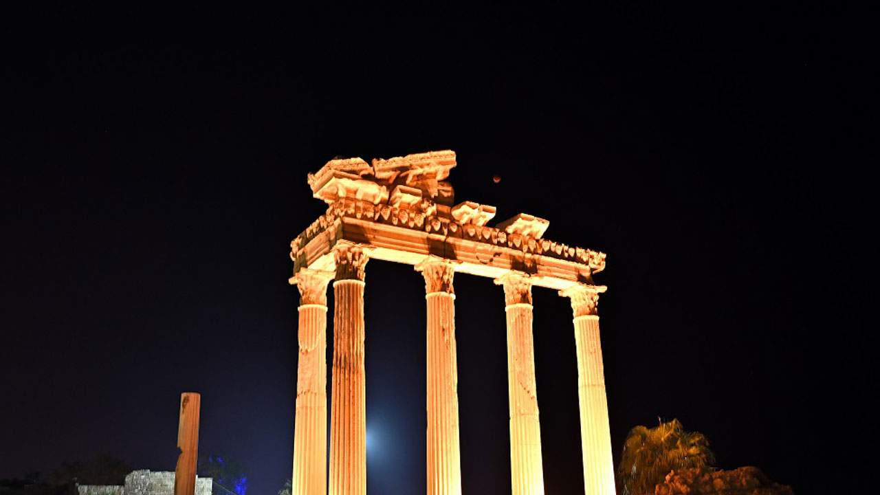 Foto - 'Kanlı Ay' tutulması nefesleri kesti! Side Antik Kenti’nde büyüleyici gece