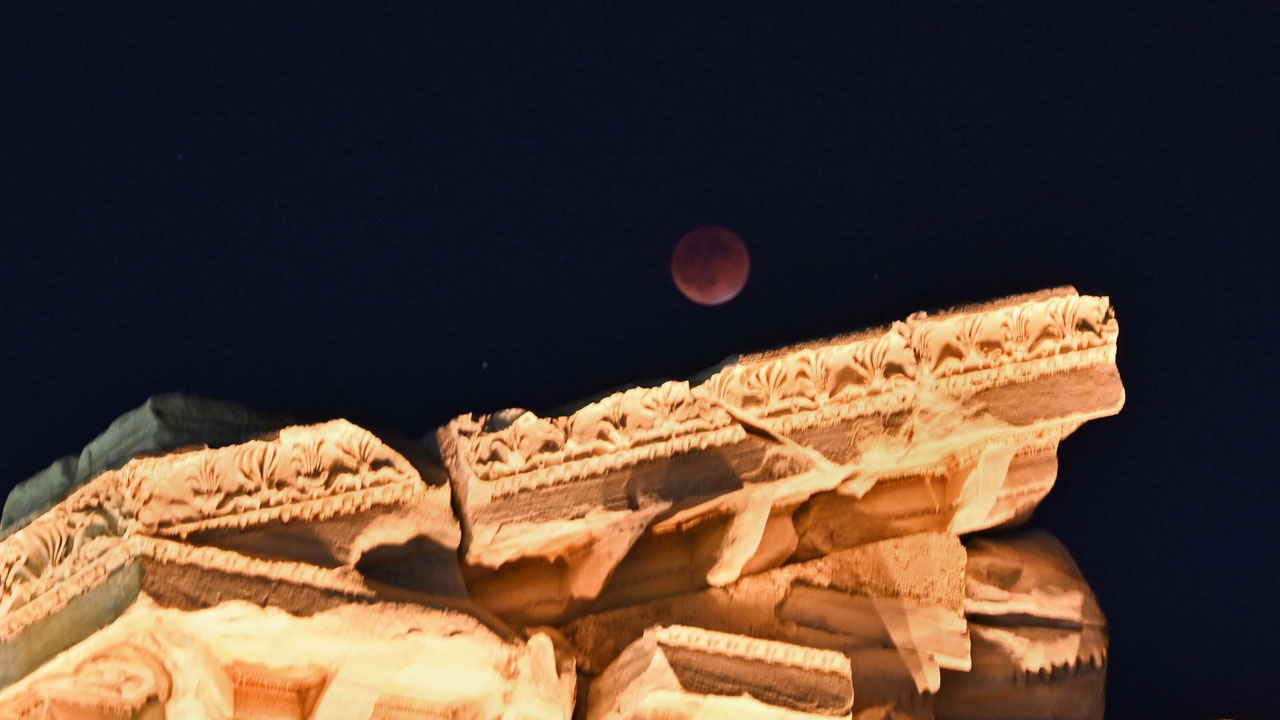 Foto - 'Kanlı Ay' tutulması nefesleri kesti! Side Antik Kenti’nde büyüleyici gece