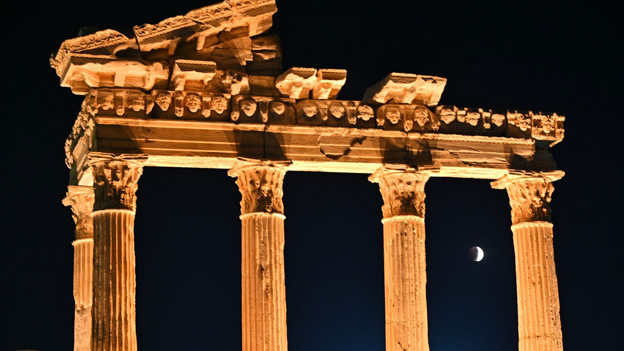 Foto - 'Kanlı Ay' tutulması nefesleri kesti! Side Antik Kenti’nde büyüleyici gece