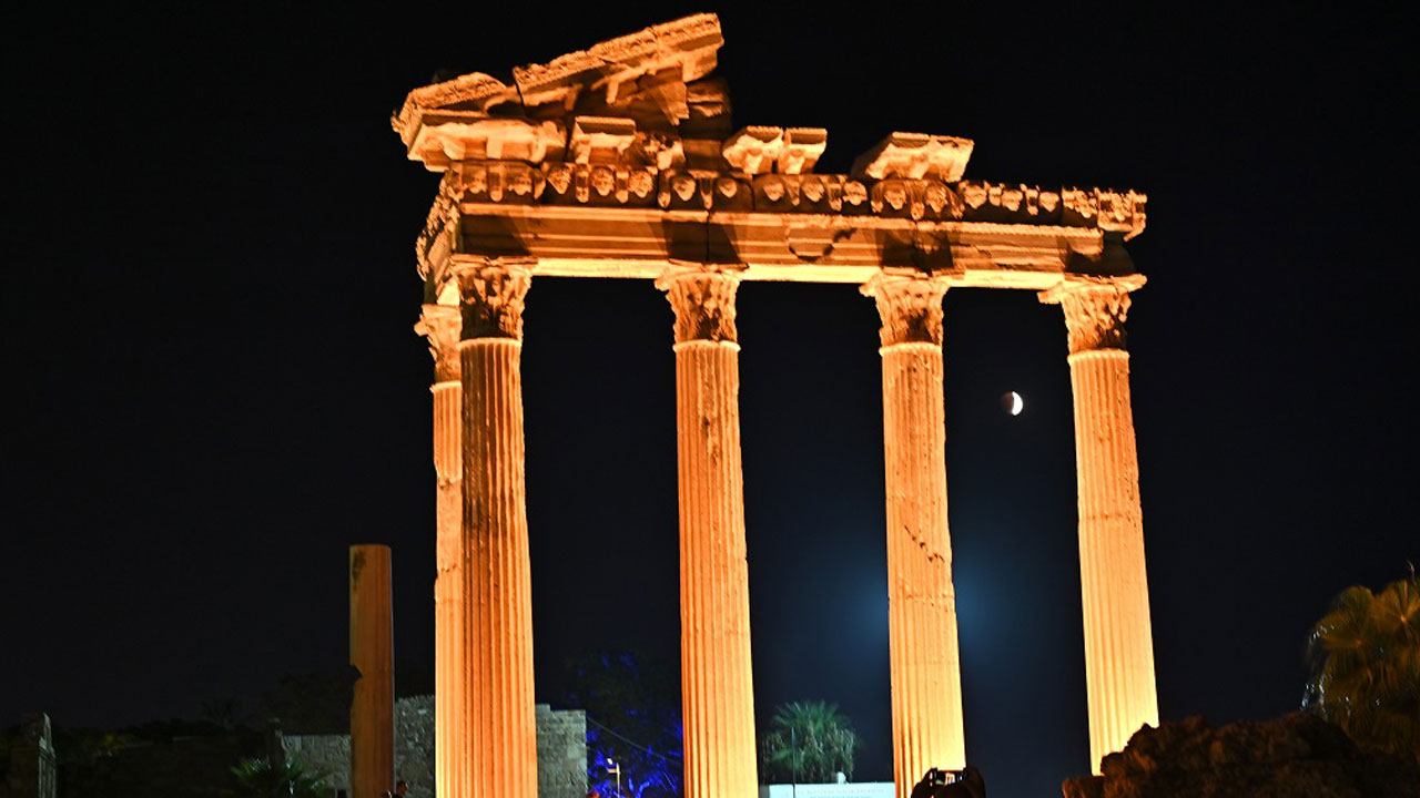 'Kanlı Ay' tutulması nefesleri kesti! Side Antik Kenti’nde büyüleyici gece