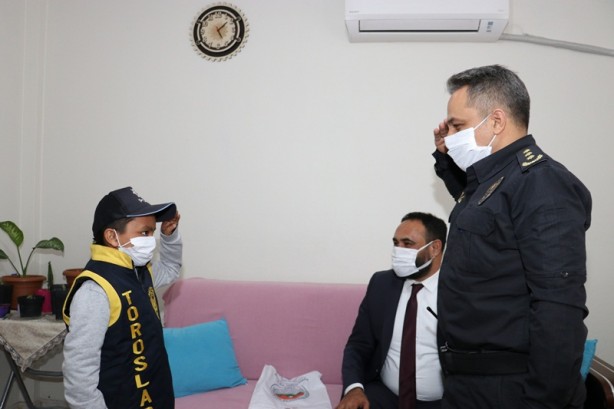 Kanser tedavisi gören çocuk bir günlüğüne polis oldu