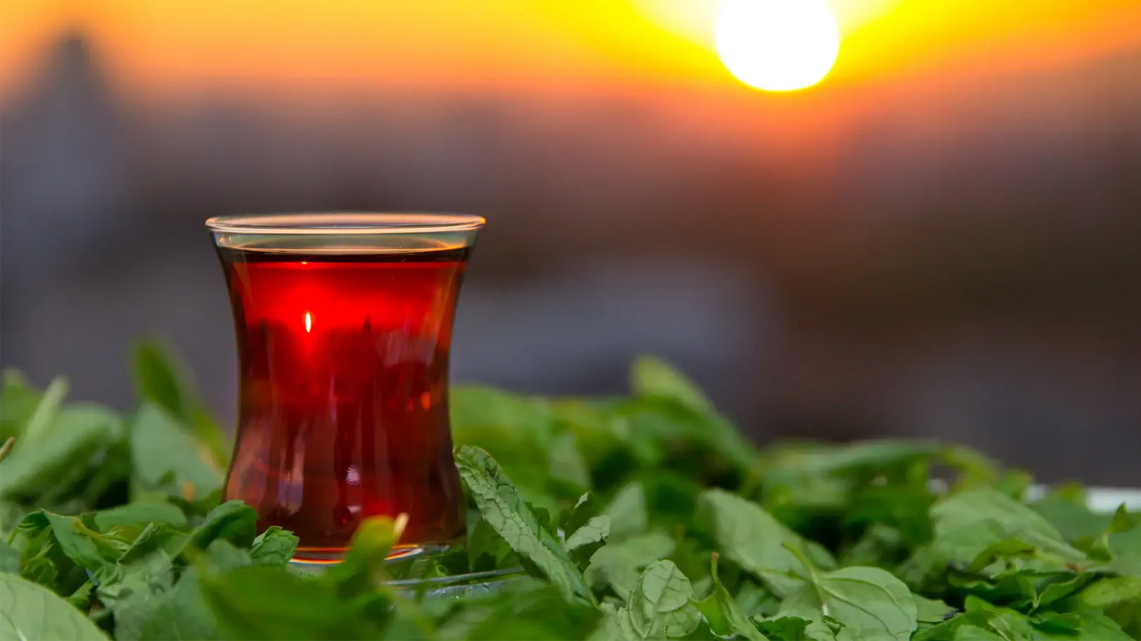 Kansere davetiye çıkarıyor! Çayı bu şekilde demleyenler dikkat