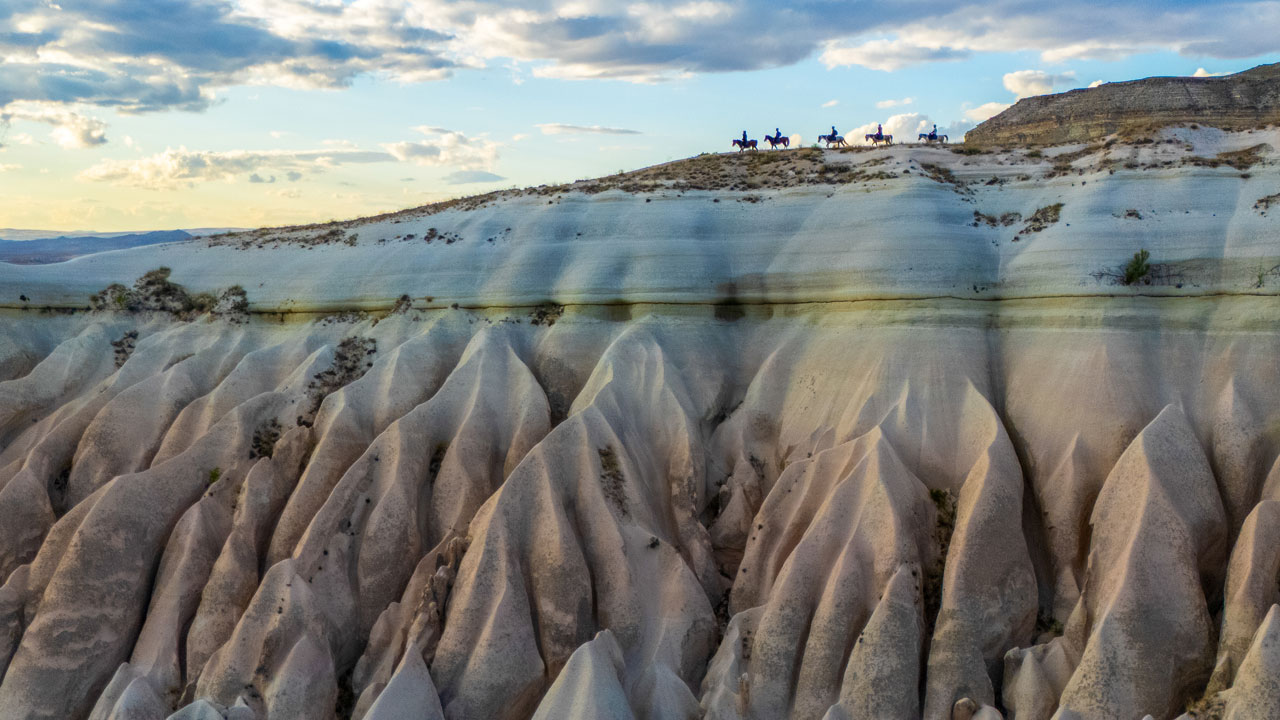 Kapadokya büyülemeye devam ediyor! Gün doğarken masalsı manzara