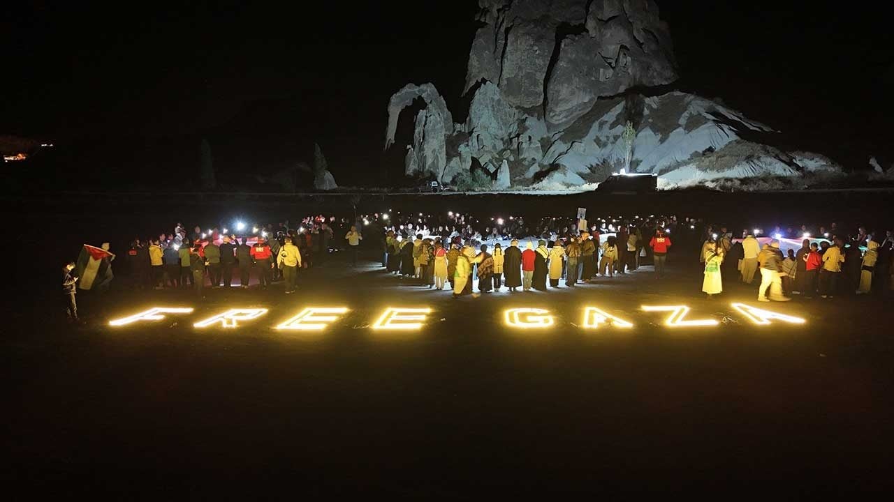 Foto - Kapadokya'da karanlığı aydınlatan anlamlı destek! Işıklar bu kez Mazlum Gazze için yandı!