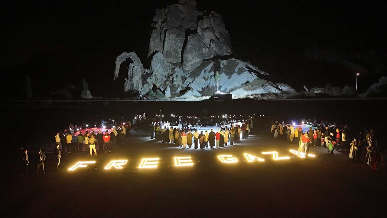 Foto - Kapadokya'da karanlığı aydınlatan anlamlı destek! Işıklar bu kez Mazlum Gazze için yandı!