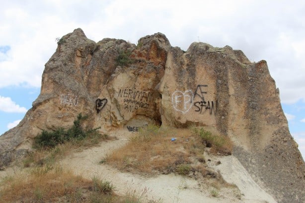 Kapadokya’da peribacalarına akılalmaz saldırı