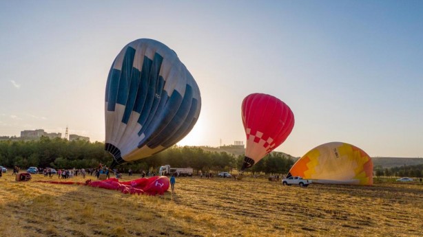 Kapadokya'nın simgesi balonlar Dicle Vadisi'nde yükseldi
