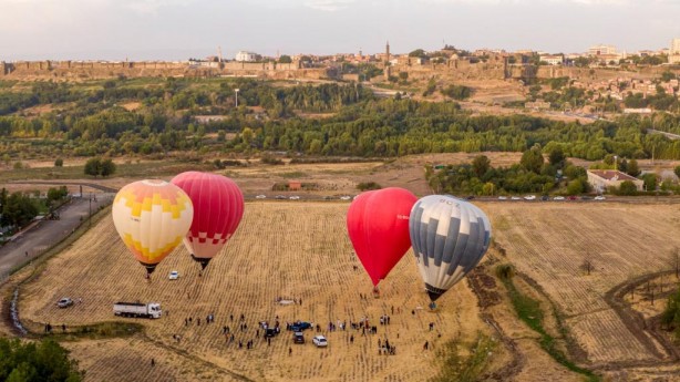 Foto - Kapadokya'nın simgesi balonlar Dicle Vadisi'nde yükseldi