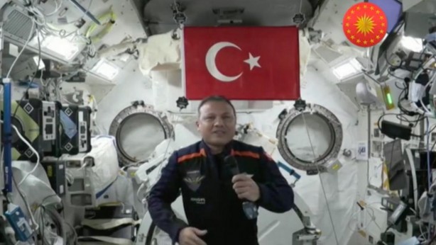 Foto - Kapak öyle olmaz böyle olur! İlk Türk astronot Alper Gezeravcı topu tam 90’a taktı! Vallahi helal olsun