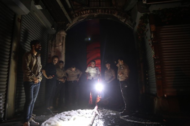 Foto - Kapalıçarşı’da çıkan yangın söndürüldü