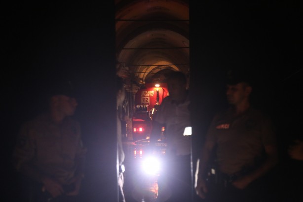 Foto - Kapalıçarşı’da çıkan yangın söndürüldü