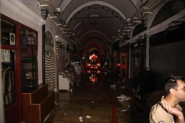 Foto - Kapalıçarşı’da çıkan yangın söndürüldü