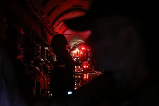 Foto - Kapalıçarşı’da çıkan yangın söndürüldü