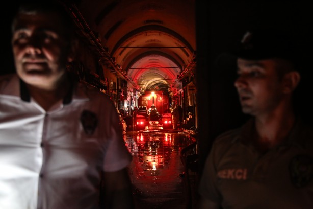 Foto - Kapalıçarşı’da çıkan yangın söndürüldü