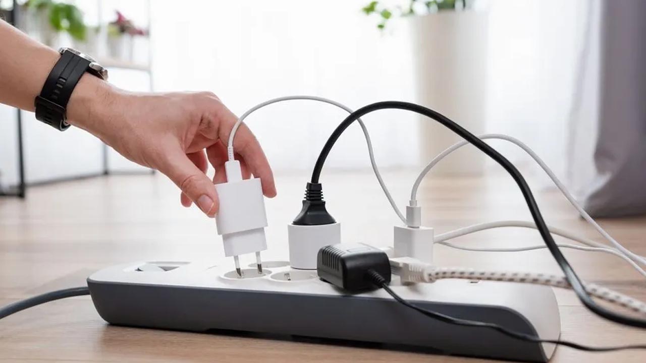 Foto - Kapalıyken bile zarara sokuyor! Faturanızdaki farkı görmek için bu eşyaları fişten çekin