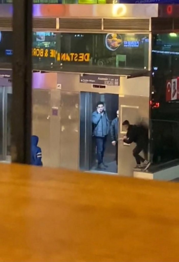 Foto - Kapı bir türlü kapanmadı! Gençlerden vatandaşlara eşek şakası