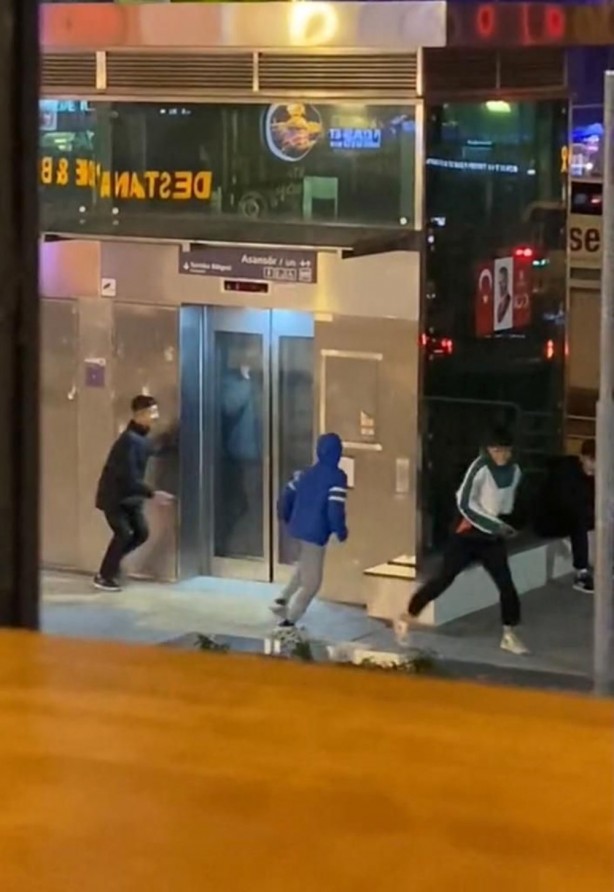 Foto - Kapı bir türlü kapanmadı! Gençlerden vatandaşlara eşek şakası