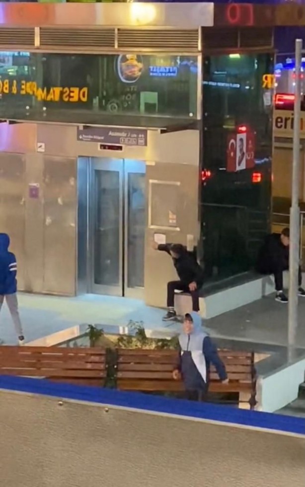 Kapı bir türlü kapanmadı! Gençlerden vatandaşlara eşek şakası