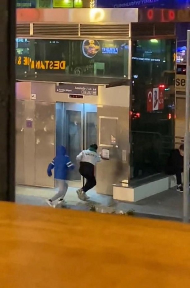 Foto - Kapı bir türlü kapanmadı! Gençlerden vatandaşlara eşek şakası