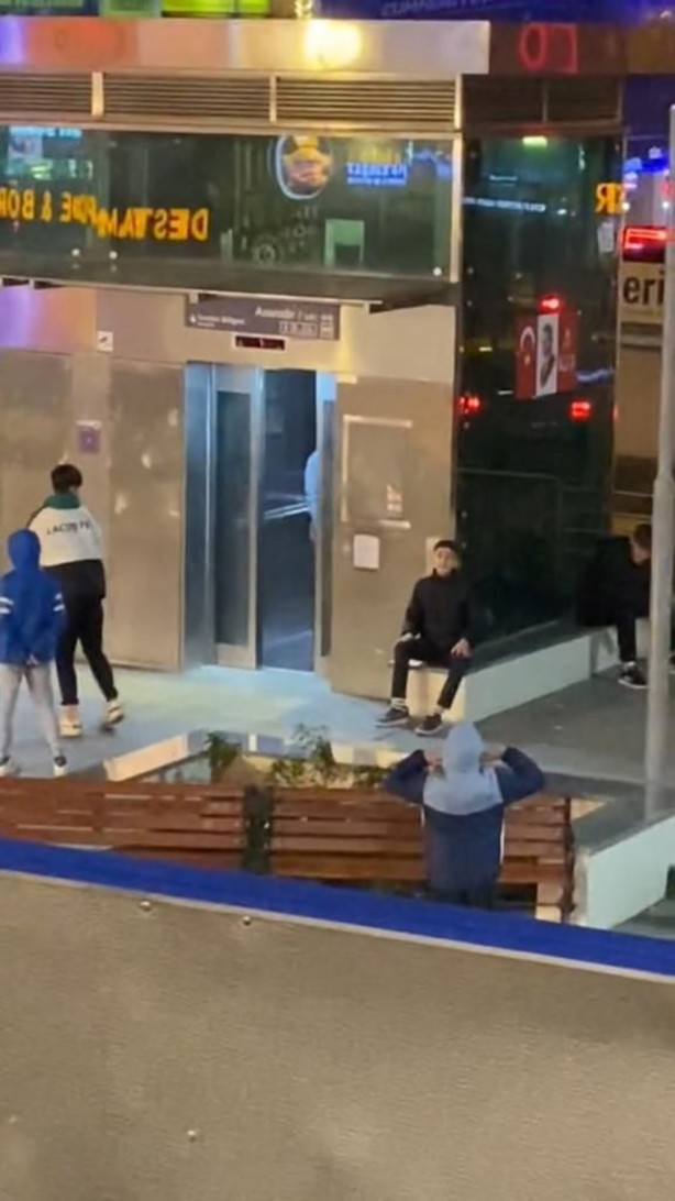 Foto - Kapı bir türlü kapanmadı! Gençlerden vatandaşlara eşek şakası