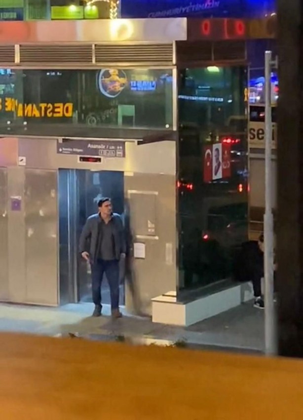 Foto - Kapı bir türlü kapanmadı! Gençlerden vatandaşlara eşek şakası