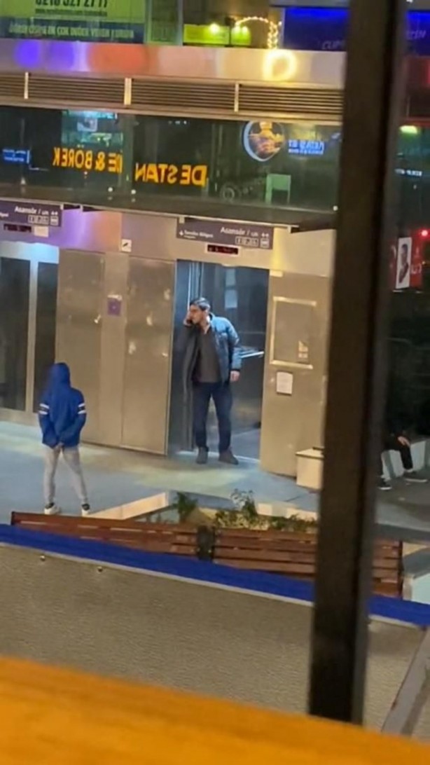 Foto - Kapı bir türlü kapanmadı! Gençlerden vatandaşlara eşek şakası