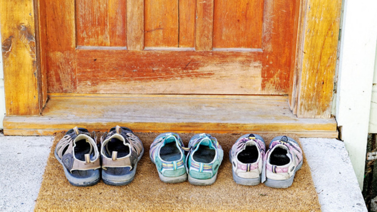Foto - Kapı önüne ayakkabı koyanlar evlerini kaybedebilir! İşte şaşırtan sebebi