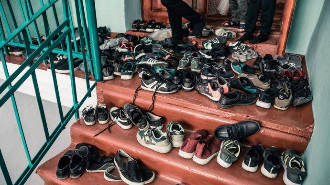Kapı önüne ayakkabı koyanlar evlerini kaybedebilir! İşte şaşırtan sebebi