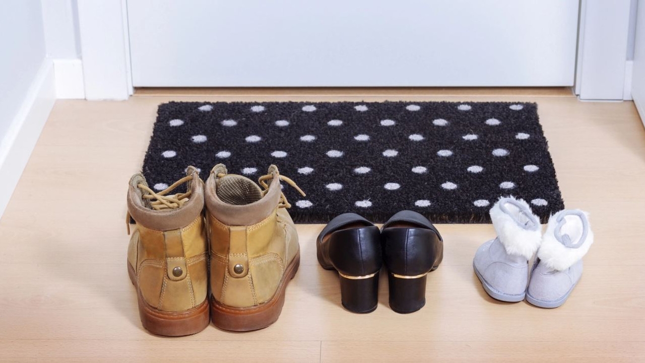 Foto - Kapı önüne ayakkabı koyanlar evlerini kaybedebilir! İşte şaşırtan sebebi