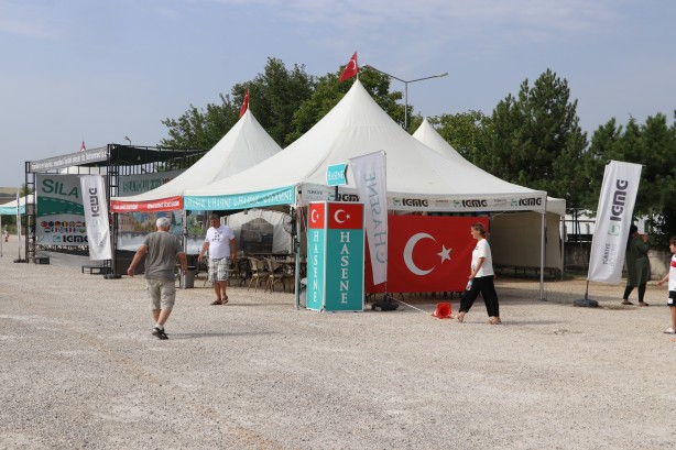 Foto - Kapıkule'de bekleyen gurbetçiler dinlenme alanlarında vakit geçiriyor